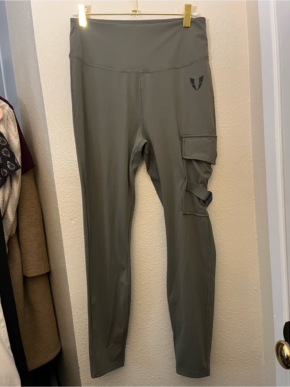 Firm Abs High-Waist Olive Cargo Leggings